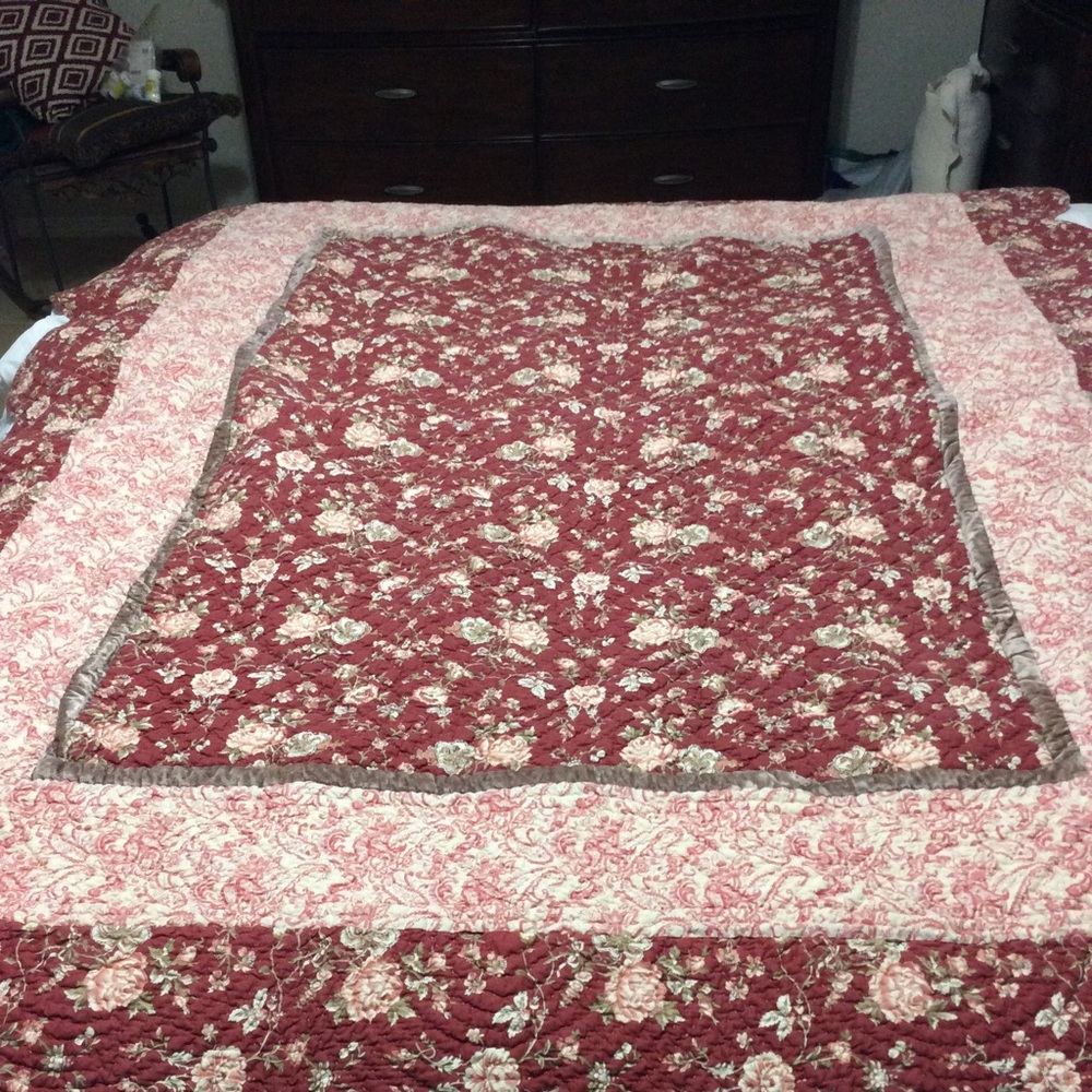 Vintage Beautiful Reversible Roses & Brown Quilt